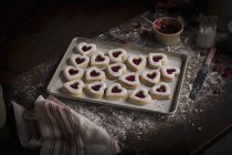 Teglia con biscotti a forma di cuore — Foto stock