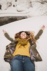 Donna sdraiata su un banco di neve — Foto stock