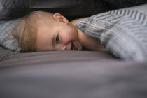 Мальчик, лежащий на животе — стоковое фото