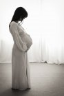 Mujer gravemente embarazada - foto de stock