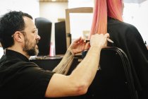 Cabeleireiro aparar extremidades do cabelo — Fotografia de Stock