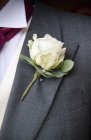 Sposo con rosa bianca buttoniere — Foto stock
