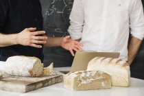 Boulangers utilisant un ordinateur portable — Photo de stock