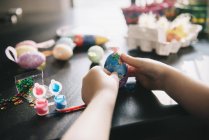 Child decorating eggs — Stock Photo