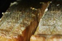 Filetes de pescado en un estante en un fumador de pescado . - foto de stock