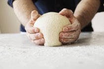 Boulanger façonner la pâte en boule . — Photo de stock