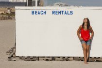 Jovem mulher por Beach Rentals stall . — Fotografia de Stock