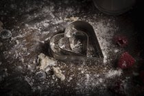 Кусачки в форме сердца и свежая малина — стоковое фото