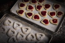 Biscuits en forme de coeur sur une plaque de cuisson — Photo de stock