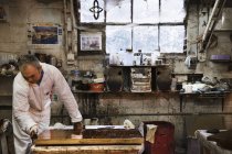 Людина, що працює в столярної майстерні — стокове фото