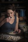 Женщина ест печенье в форме сердца — стоковое фото