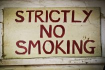 Striktes Rauchverbot an der Wand — Stockfoto