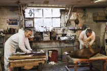 Hombres trabajando en un taller de carpintería - foto de stock