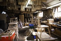 Interior del taller de carpintería - foto de stock