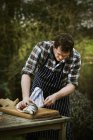 Шеф-кухар з начинкою свіжого лосося . — стокове фото