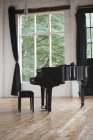 Рояль и стул для фортепиано — стоковое фото
