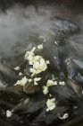 Черные мидии с чесноком . — стоковое фото