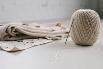 Boule de fil et crochet métallique — Photo de stock