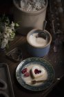 Tigela de açúcar e prato com biscoitos em forma de coração — Fotografia de Stock