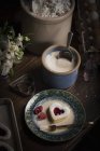 Schüssel mit Zucker und Teller mit herzförmigen Keksen — Stockfoto