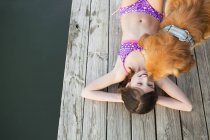 Joven chica y perro - foto de stock