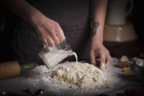 Frau bereitet Teig für Kekse zu — Stockfoto