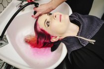 Femme salon client cheveux rincés — Photo de stock