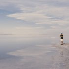 Homem em Bonneville Salt Flats — Fotografia de Stock