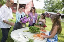 Familientreffen auf Bauernhof — Stockfoto