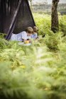 Due ragazzi campeggio nella foresta — Foto stock
