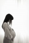 Mujer gravemente embarazada - foto de stock