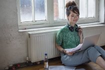 Жінка сидить на підлозі в репетиційній студії — стокове фото