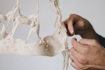 Artiste masculin créant tissu — Photo de stock
