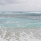 Вода бирюзового океана — стоковое фото