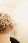 Donna con capelli biondi ondulati corti — Foto stock