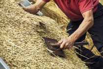 Man thatching roof — Stock Photo