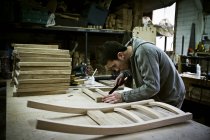 Homme travaillant dans un atelier de meubles — Photo de stock