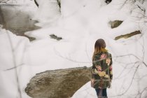 Donna che cammina nella neve — Foto stock