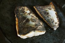 Filete de pescado con piel crujiente . - foto de stock