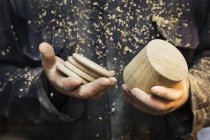 Людина з дерев'яною формою і дерев'яними дисками — стокове фото