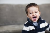Мальчик широко раскрывает рот — стоковое фото