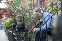 Uomo d'affari ascoltando lettore musicale — Foto stock