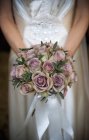 Braut hält Brautstrauß — Stockfoto