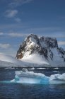 Icebergs flotando en el agua - foto de stock
