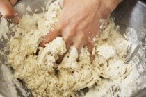Пекарня замішує хлібне тісто — стокове фото