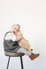 Fille assise sur grand tabouret — Photo de stock