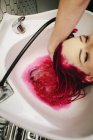 Клиент женского салона промыл волосы — стоковое фото