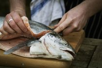 Chef filetear un salmón fresco . - foto de stock