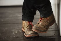 Füße tragen braune Broschen — Stockfoto