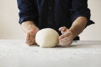 Пекарь, превращающий тесто в шар . — стоковое фото